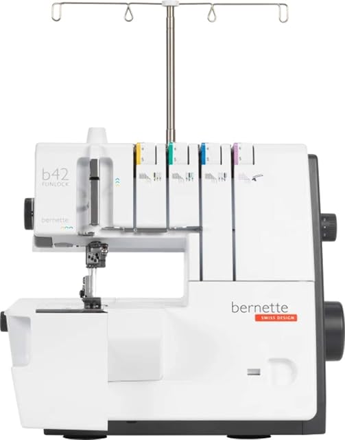 Recubridora Bernette b42 Funlock, vista frontal en tres cuartos