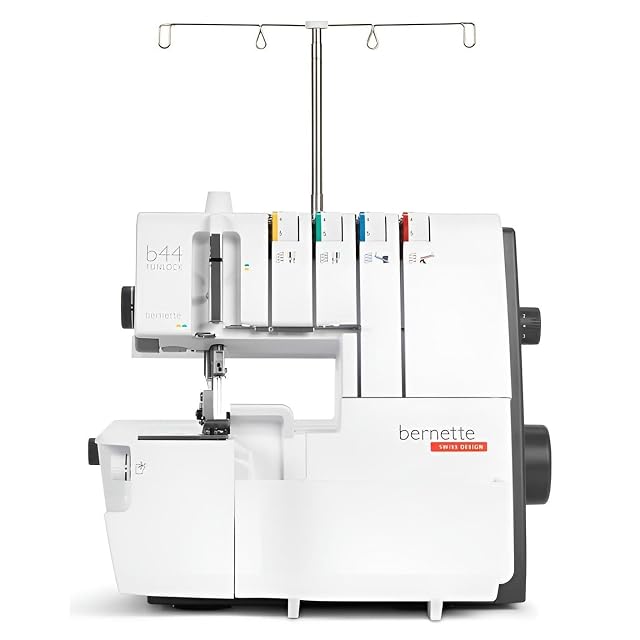 Remalladora Bernette b44 Funlock, vista frontal en tres cuartos