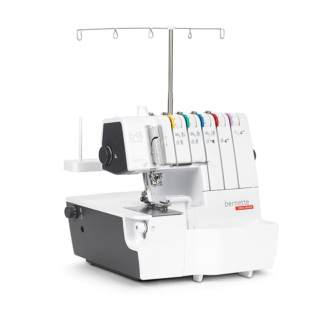 Máquina combinada de remallado y recubrimiento Bernette b48 Funlock, vista frontal en tres cuartos