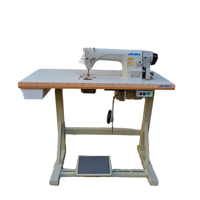 Máquina de coser industrial de puntada recta Juki DDL-8700 sobre su bancada, vista frontal en tres cuartos