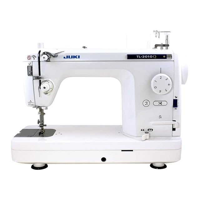 Máquina semiindustrial de costura y quilting Juki TL-2010Q, vista frontal en tres cuartos