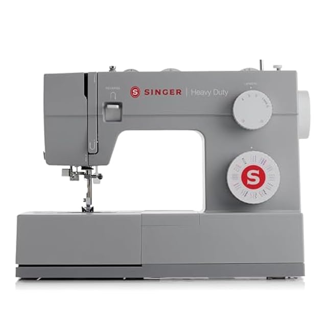 Máquina de coser mecánica Singer Heavy Duty 4432, vista frontal en tres cuartos