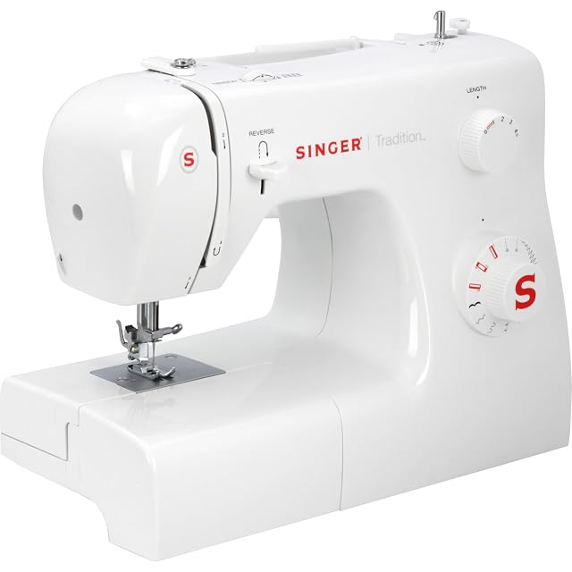 Máquina de coser mecánica Singer Tradition 2250, vista frontal en tres cuartos
